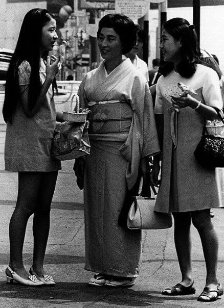 Cмecь эпох. Мини и кимоно, Япония, 1968 год.