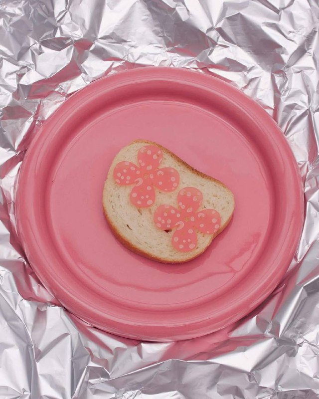 Лол, бренд alvaar выпустил подвеску-брелок в виде обрезанной колбасной попки. Цена — 1 500₽.
Даже к