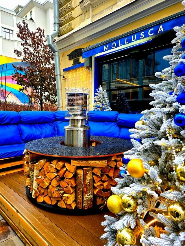 Сказочные новогодние декорации на Большой Дмитровке.
...