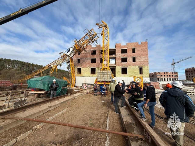 ⚡ Башенный кран с двумя рабочими рухнул под Уфой. Трое ...