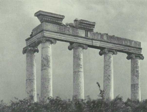 Руина в Луговом парке. (находилась на острове одного из...