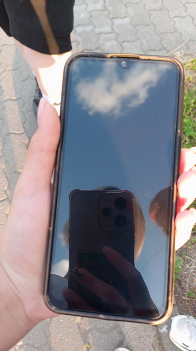 Нашёлся телефон около треси. Звоните по номеру 89966972357