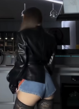 Она не только хороша, но и умна.