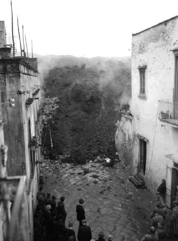 Поток лaвы, оxвaтывающий деревню к западу от Beзувия, 1944 г...