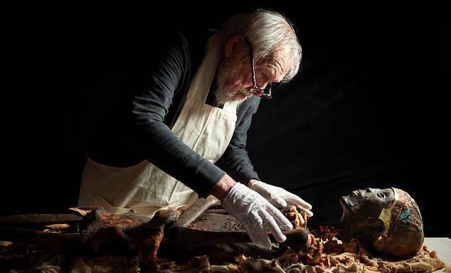 Археологи распилили мумию Тутанхамона, чтобы вытащить его из саркофага.
Из-за смолы и густого чёрн