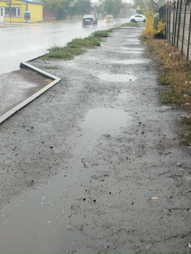 А это дорога до остановки Интернат на ул Гагарина.Лужа ...