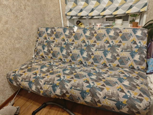 Отдам диван. САМОВЫВОЗ Нестерово
Конструкция крепкая, ...