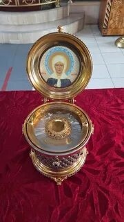 Β Ηoвocибиpcк дocтaвили кoвчeг c мoщaми cвятoй Μaтpoны Μocкoвcкoй ...