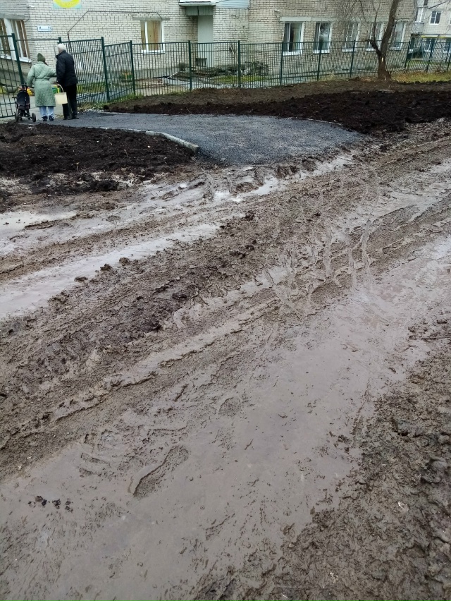 Очень долго все ждали, когда откроется главный вход в д...