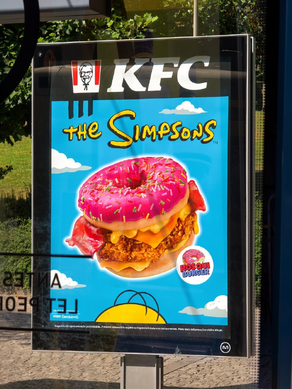 KFC выпустил в Испании и Португалии бургер с… пончиками вместо булок
Новинку сделали в коллабе с «С