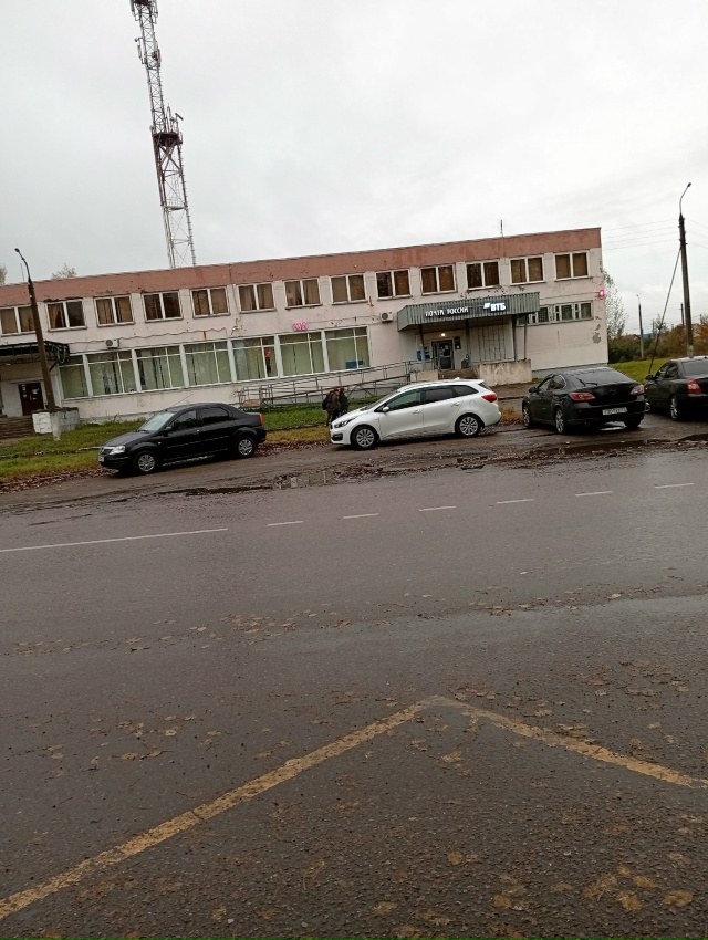 Лежит на остановке телефон чей-то хозяин приди забери ?...