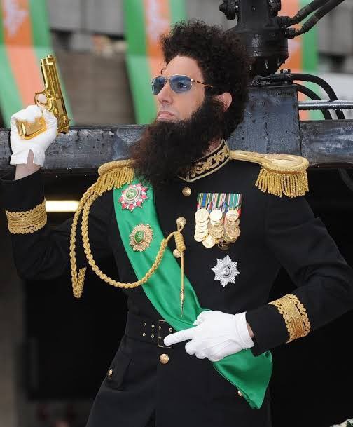 Комедия стала реальностью в новой Сирии
Слева: генерал-адмирал Алладин из фильма "Диктатор"
Справа