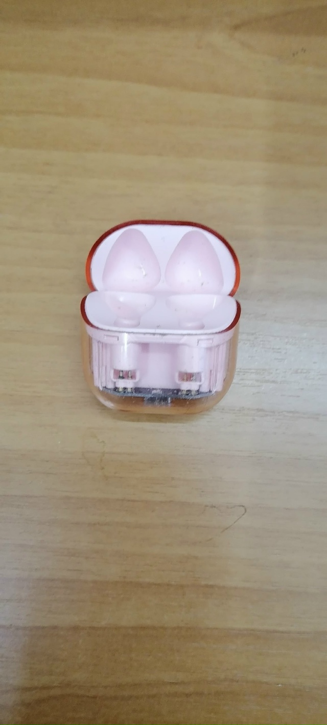 Найден в автобусе, обращаться на автостанцию.