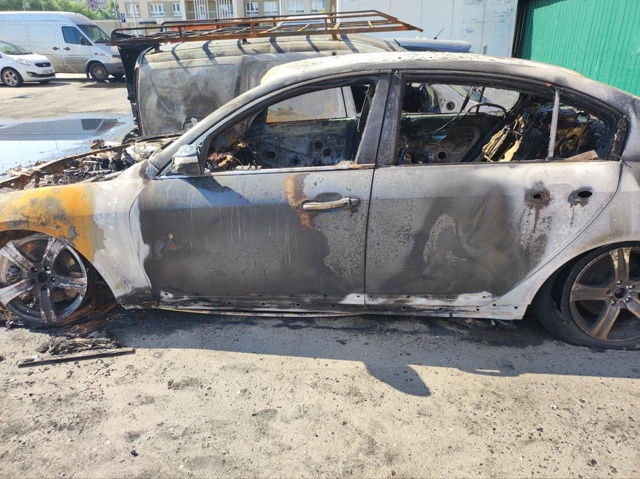 Две машины сгорели при ночном пожаре в ЖК «Пехра» в Бал...