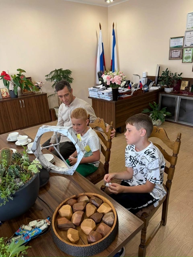Помните я публиковала ролик, где два мальчика👬 убирал...