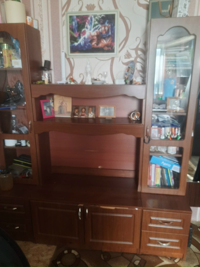 Отдам стенку бесплатно , самовывоз .