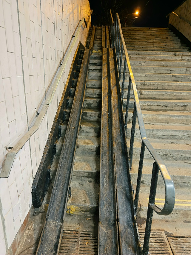 Доколе!! Когда будут сделаны нормальные пандусы на ста?...