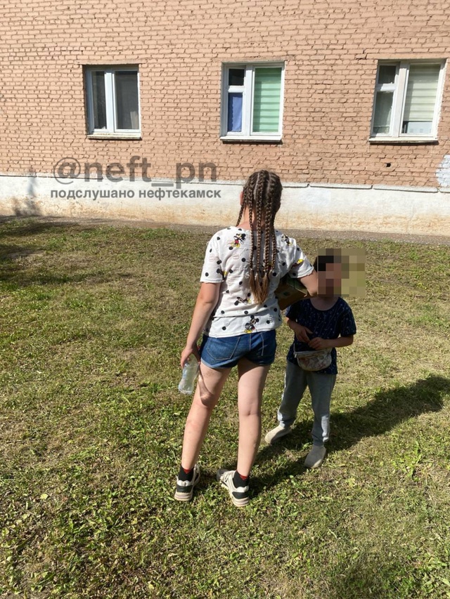 Девочка лет 10 нашла где то откапала птицу и держала в р...