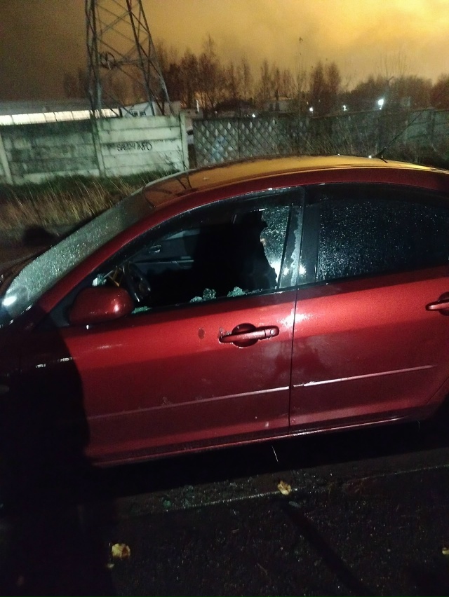 Школьный 5, хозяева авто,разбито стекло