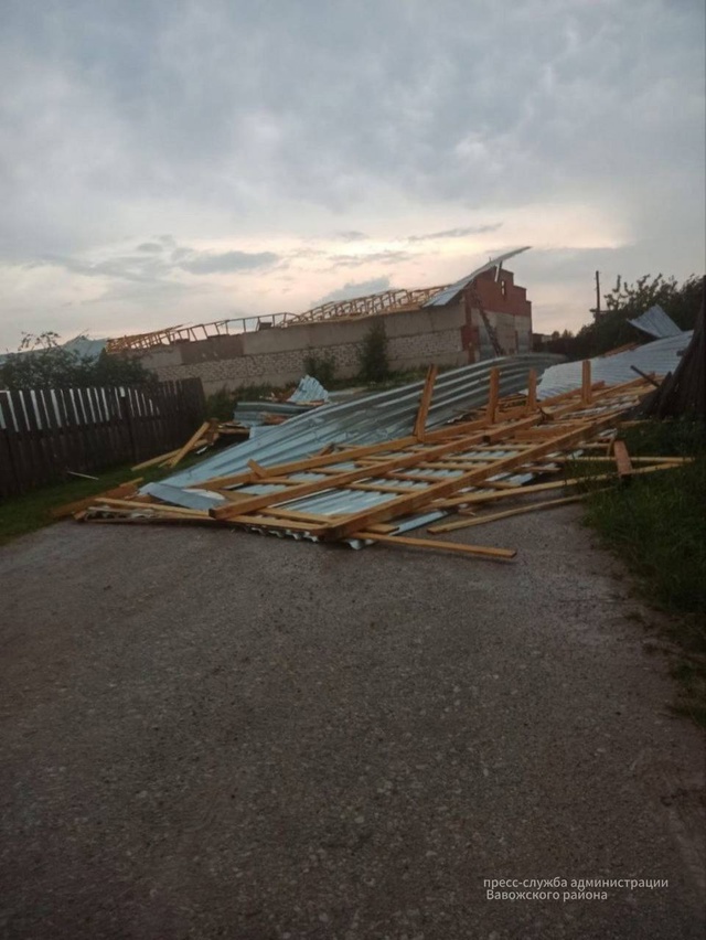 ?Ураган снес крыши домов в Удмуртии
После урагана и ...