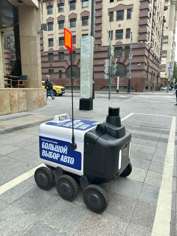 🤖 По Москве поехали роверы с новой раскраской «Маленький ровер — большой выбор авто»
Шесть колес, к