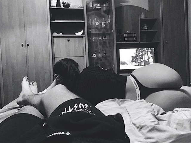 Почему кошки любят в ногах лежать?