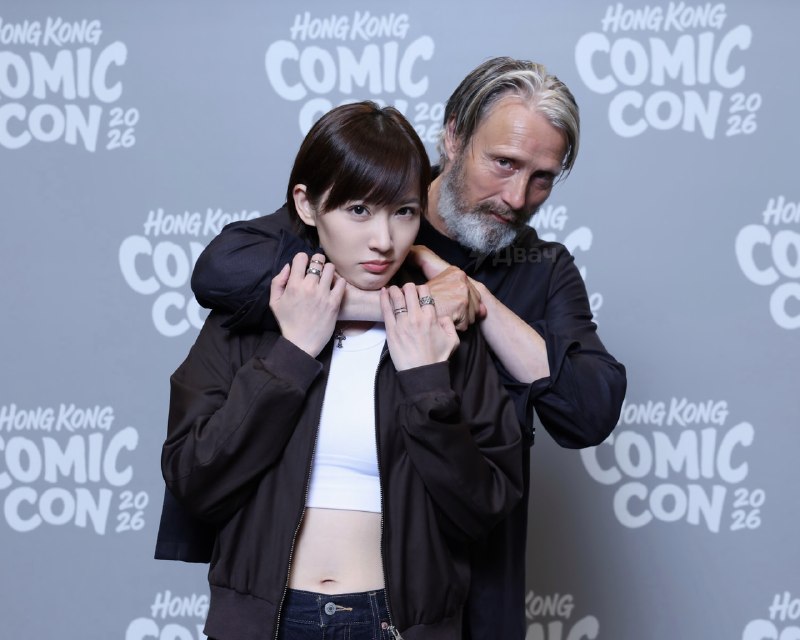 На Comic-Con в Гонконге тянки стояли в длинных очередях ради того, чтобы Мадс Миккельсен их придушил
