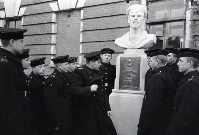 Старый Кронштадт ?
Бюст Н.Г. Маркина, 1954 год.
Автор:Меж...