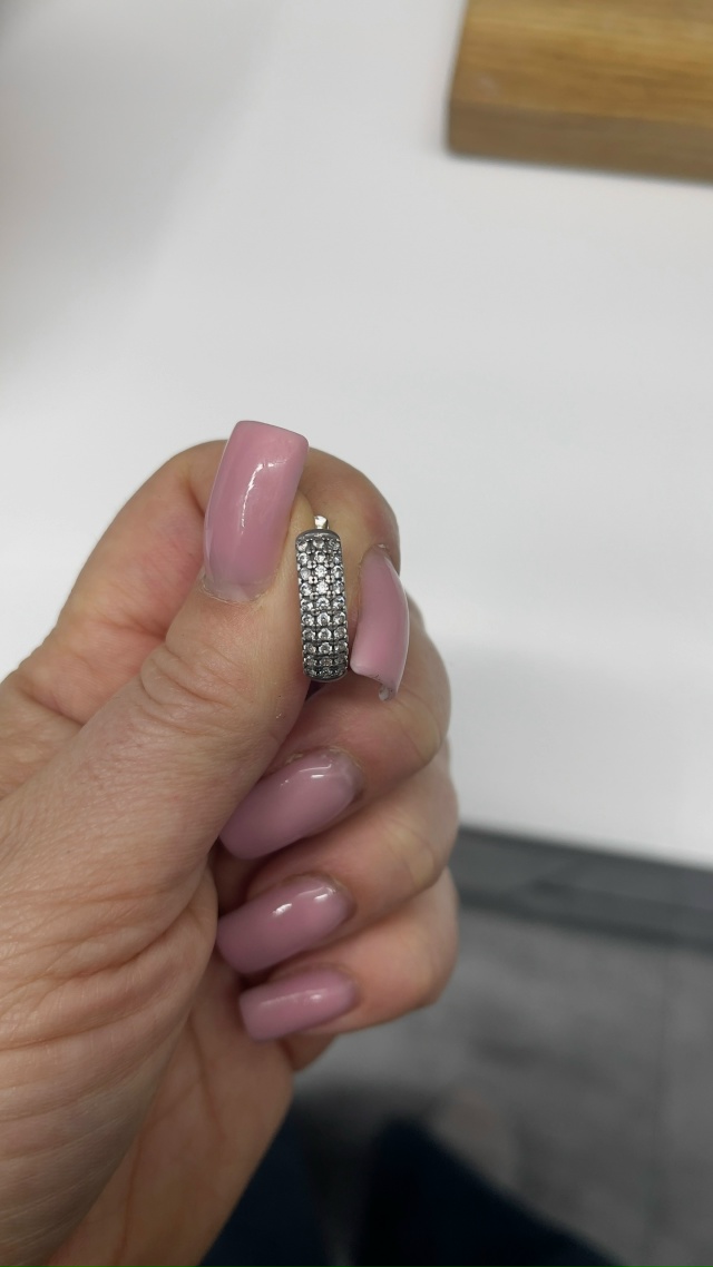 Найдена сережка чтобы забрать обращайтесь по номеру 892...