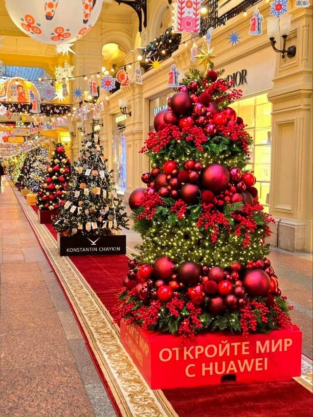 В ГУМе открылась выставка новогодних ёлочек 🎄
Фото: И...