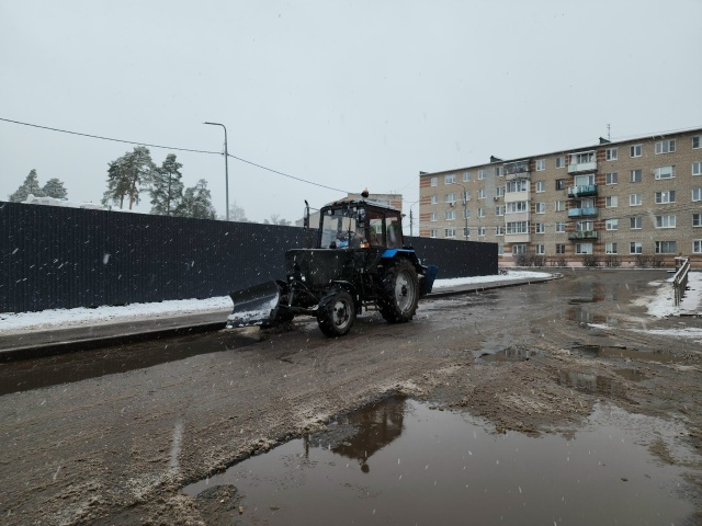 Коммунальные службы убирают снег.
С самого утра в окр?...