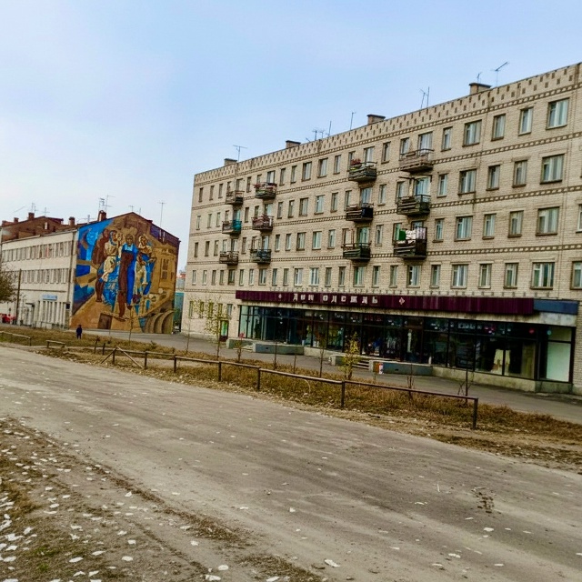 Дом одежды из прямиком из 90-х, расположенный на улице Н?...