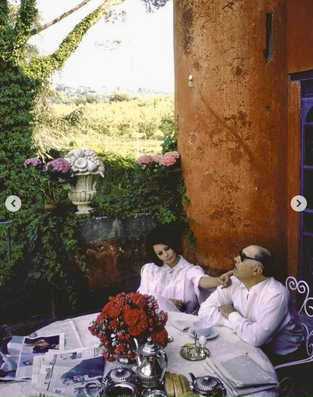 Внутри римской виллы Софи Лорен, 1964 год.
Когда легенда ...