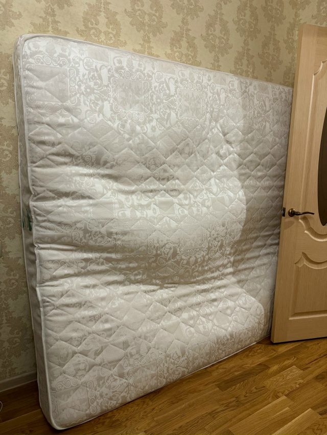 Отдаём матрас 180*200
Забирать Первомайская 21, 4 этаж (лифт...