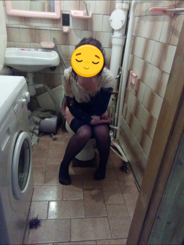 Зассышка с тусы лишь одно и могла, что лежать и сидеть н...