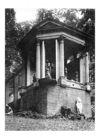 Вид перголы-беседки с западной стороны дворца Лейхтен?...