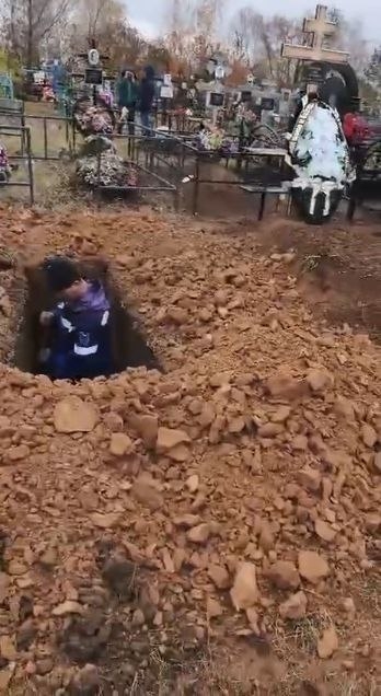 🤯 Привезли отказ прямо к разрытой могиле: в селе под С?...