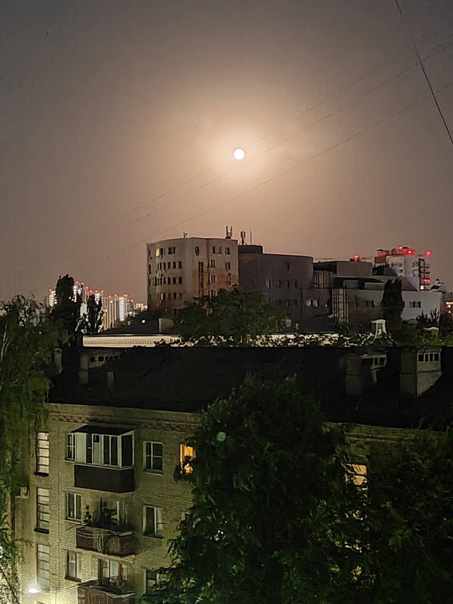 Луна над городом сегодня вау 🔥🔥🔥