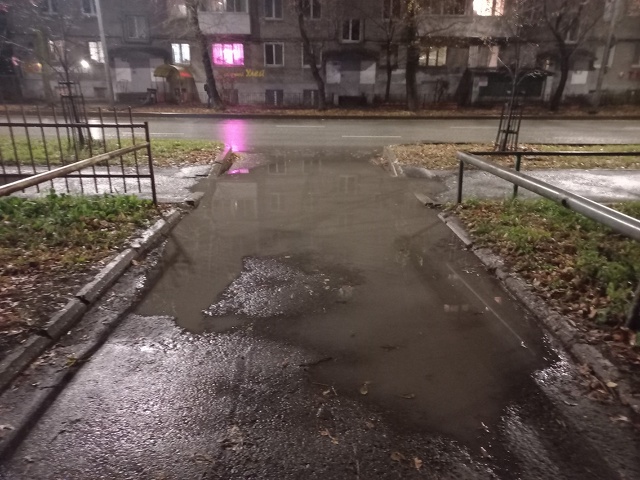 Вот такая красота на ул.Луначарского на въезде во двор ...