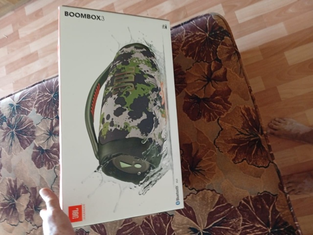 утеряна муз колонка JBL, кто нашел просим вернуть за воз?...