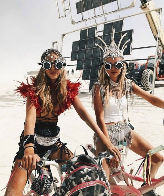 Фото с фестиваля Burning Man. Сотни арт-объектов, пыль, жара, ...