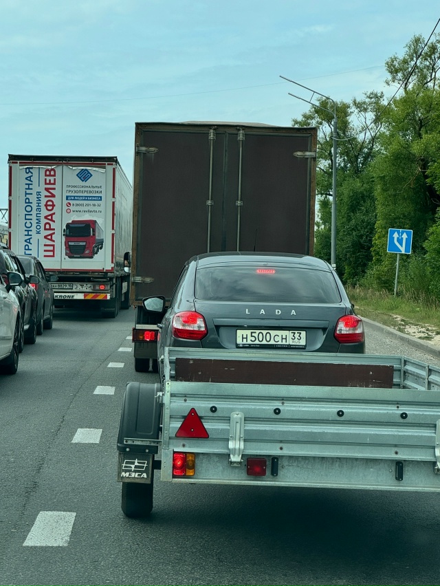 Водила забыл, что едет с прицепом. «Играет в шашки» на д...