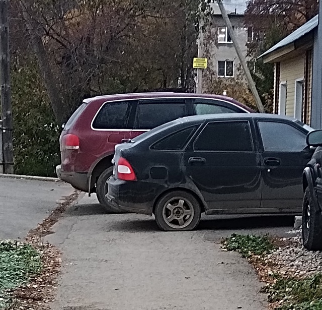 Из рубрики ПАРКУЮСЬ, КАК УДОБНО. Постоянно такая парко...