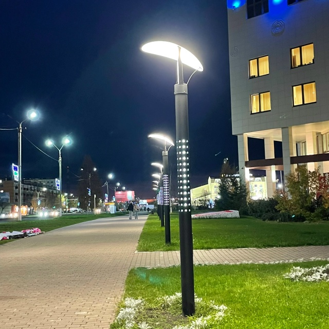 Реально же не хватает таких фонарей на молодежной алле...