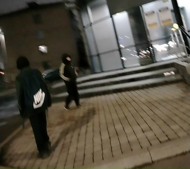 Вот эти мальчишки, девчёнки светят в окна лазером, прир...