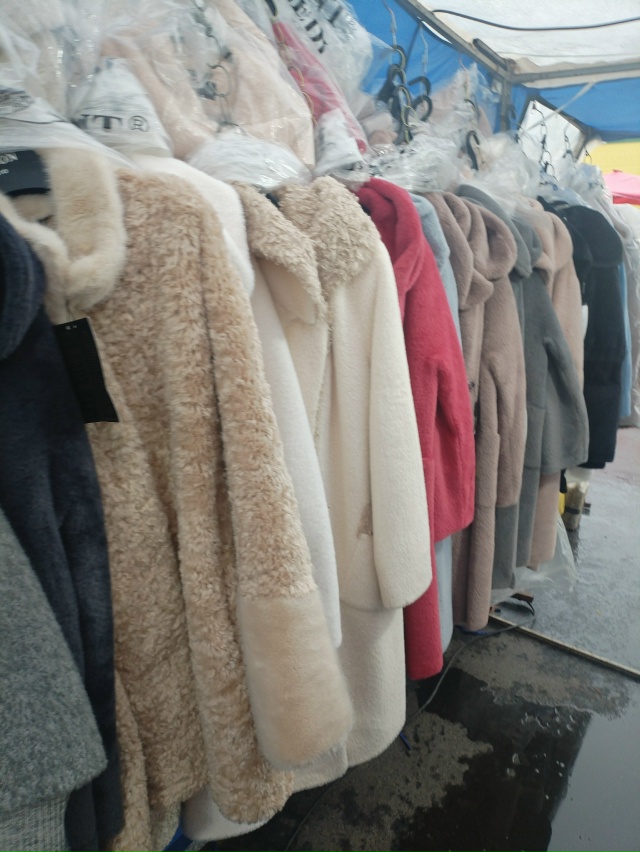 На территории Октябрьского рынка по ул. ЛОПАТИНА Д. 11 с ...