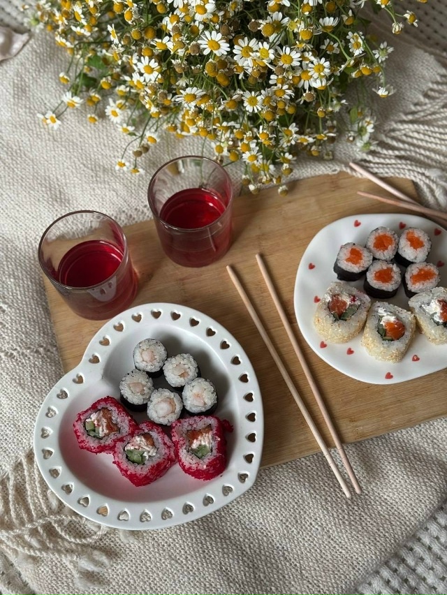 Роллы в выходные - база.
Роллы из [club20225163|«Там, где прав?...