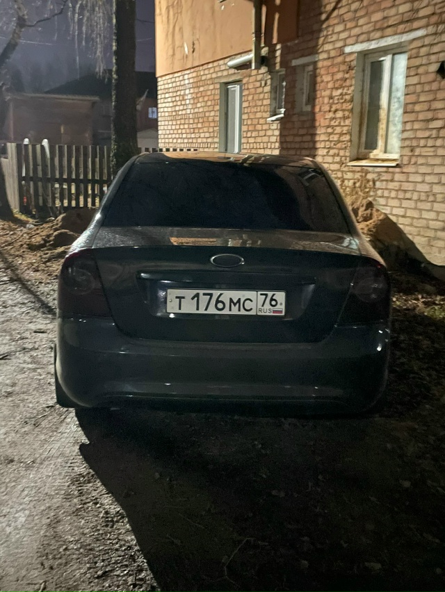 Вот эта машина гоняет не видит людей чуть не сбила вовр...