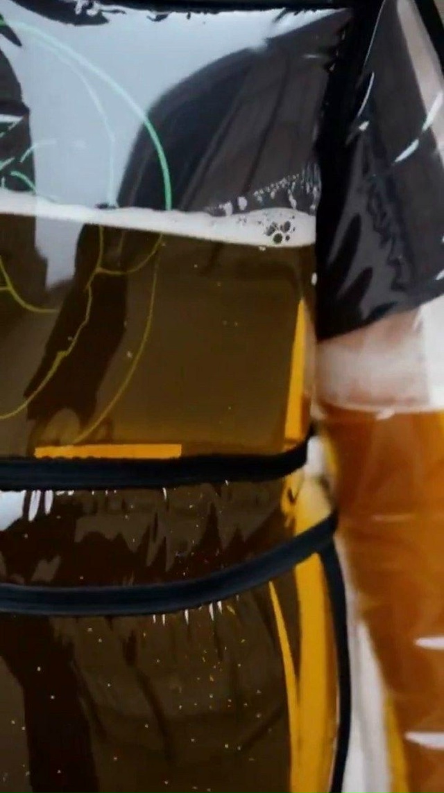 ⚡️Пивная куртка взорвала интернет.
Прямо внутри пух?...