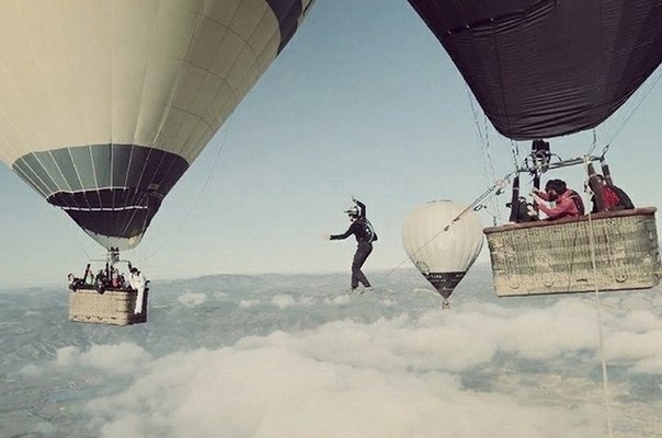 Французский канатоходец и экстремал Себастьян Монтаз ...